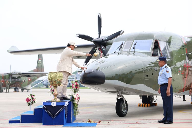 Menhan Prabowo serahkan pesawat NC-212i kepada TNI AU di Lanud Halim Perdanakusuma, Selasa (12/12/2023).