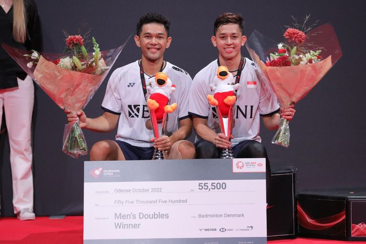 Pasangan ganda putra Indonesia Fajar Alfian/Muhammad Rian Ardianto menjuarai Denmark Open 2022 setelah mengalahkan Marcus Fernaldi Gideon/Kevin Sanjaya Sukamuljo, Minggu (23/10/2022).