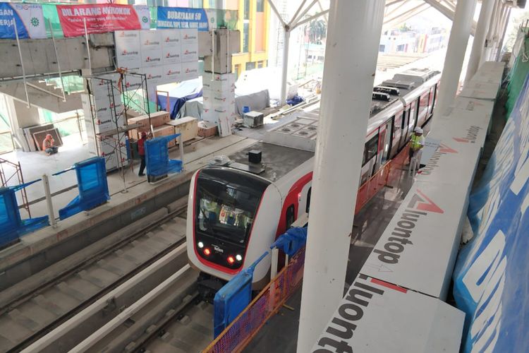 Kereta LRT di Stasiun Kelapa Gading yang ditargetkan siap beroperasi pada 10 Agustus 2018. Foto situasi stasiun LTR, Minggu (15/7/2018)