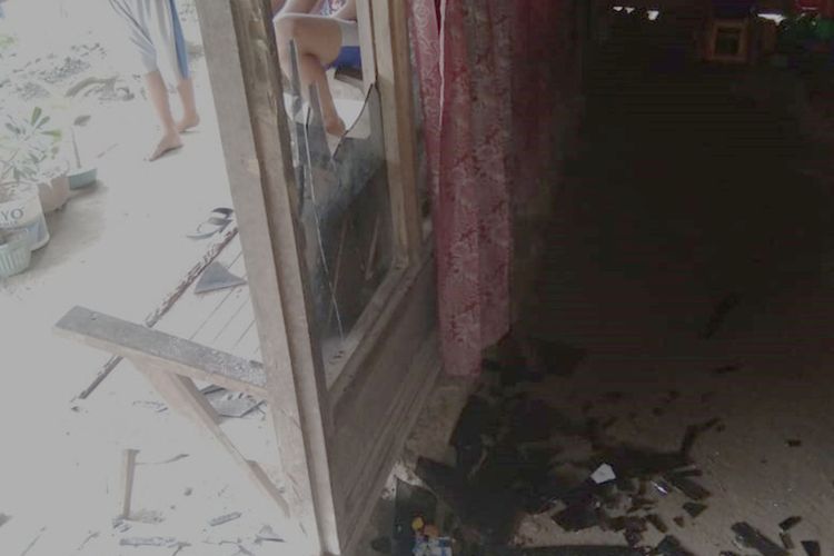 Kaca rumah milik Poniman warga Desa Bangunrejo yang  pecah karena dirusak oleh pelaku. Pelaku tewas diduga karena mengalami luka pada tangan kanan yang menyebabkan pembuluh darah vena dan ateri putus.