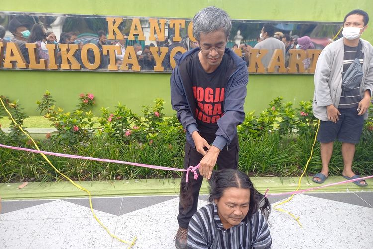 Dodok saat rambutnya dicukur di depan kantor balaikota Yogyakarta, Sabtu (4/6/2022)