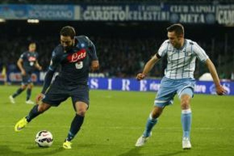 Penyerang Napoli, Gonzalo Higuain (kiri) berebut bola dengan bek Lazio, Stefan de Vrij,  pada pertandingan leg kedua semifinal Coppa Italia di Stadion San Paolo, Rabu atau Kamis (9/4/2015) dini hari WIB. 