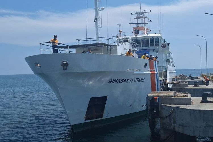 Kapal Navigasi Negara Bima Sakti Utama saat mengangkut penumpang tujuan Pulau Raas di Pelabuhan Jangkar Situbondo pada Minggu (7/4/2024).