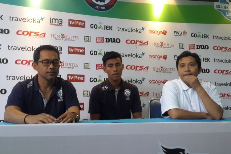 Pelatih Arema FC Aji Santoso (kiri) bersama Hanif Sjahbandi (tengah) saat konferensi pers di Kantor Arema FC, Kota Malang, Sabtu (27/5/2017)