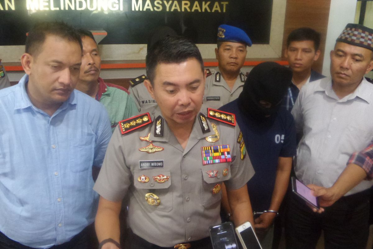 Kapolres Metro Jakarta Timur Kombes Andry Wibowo menjelaskan kasus tindakan persetubuhan antara  pengemudi ojek online bernama Chairulloh (37) dan korbannya yang masih di bawah umur, DS (17) dilakukan atas dasar suka sama suka, Jumat (8/9/2017)