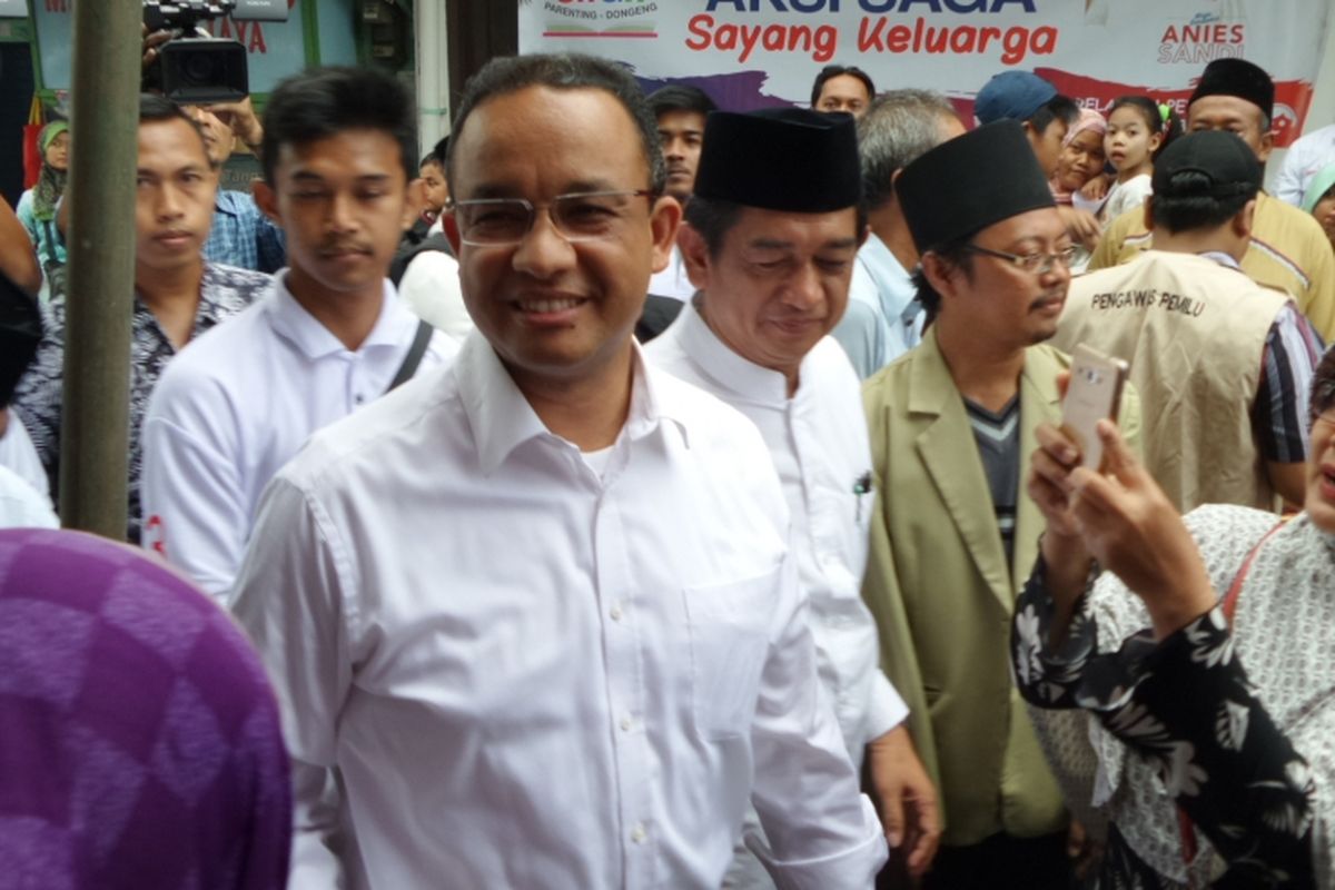 Calon gubernur DKI Jakarta Anies Baswedan silaturahim dengan warga di Yayasan Fathimah Al-Mansuriyah, Kelurahan Jatinegara, Kecamatan Cakung, Jakarta Timur, Kamis (16/3/2017).