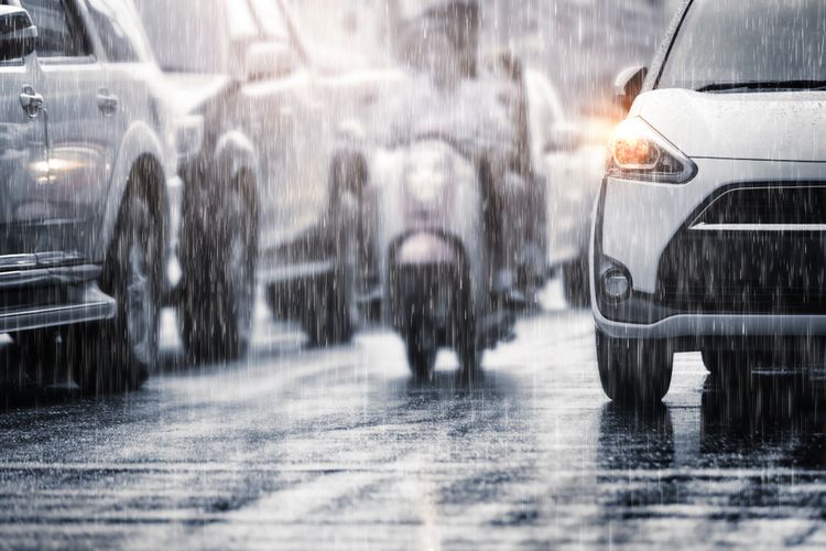 Ilustrasi hujan, cek 7 bagian kendaraan saat musim hujan. 