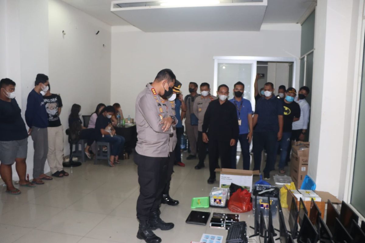Aparat kepolisian menggerebek kantor operasional judi online di salah satu ruko kawasan Cipondoh, Tangerang, Selasa (23/8/2022).
