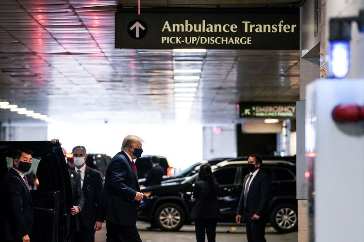 Presiden Amerika Serikat Donald Trump saat tiba di Rumah Sakit Presbyterian New York, untuk menjenguk adik laki-lakinya yang sakit parah, pada Jumat (14/8/2020).