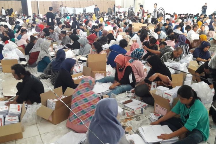 Para relawan sedang melakukan pelipatan kertas suara di gudang Kantor KPU Kabupaten Bogor, Senin (18/2/2019).