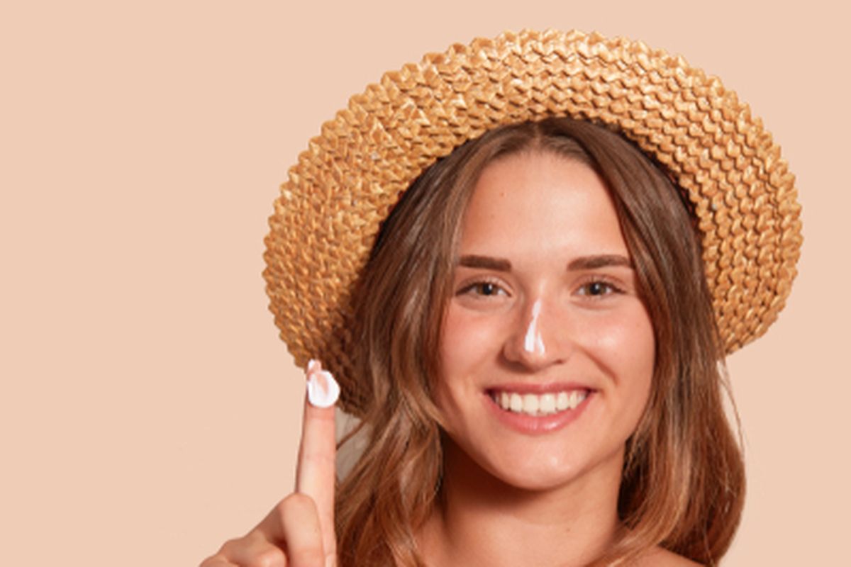 Ilustrasi orang memakai sunblock untuk mencegah sinar UV. SPF atau Sun Protection Factor merupakan ukuran kemampuan tabir surya dalam melindungi kulit dari sinar ultraviolet (UV), khususnya UVB yang dapat menyebabkan kulit terbakar, kerusakan DNA, bahkan meningkatkan risiko kanker kulit.
