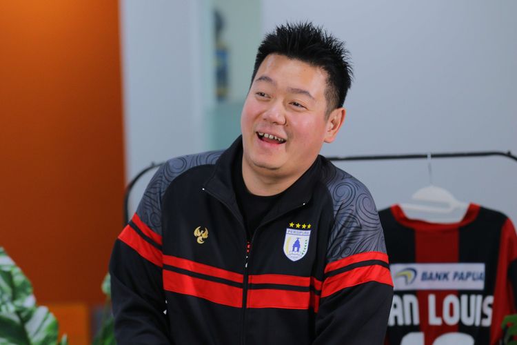 Manajer Persipura Jayapura Owen Rahadiyan saat diwawancara Kompas.com dalam program Sporty di Menara Kompas, Palmerah, Jakarta Pusat, Kamis (26/2/2026).