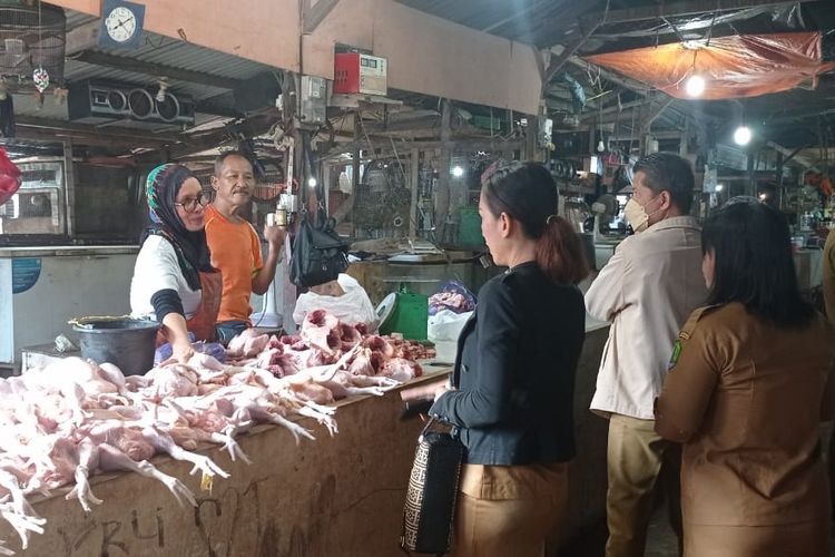 Petugas Dinas Perdagangan Nunukan Kaltara melakukan kontrol harga pasar memastikan stok dan ketersediaan bapokting lancar jelang Ramadhan