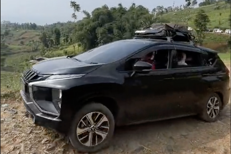 Video viral tiktok menunjukkan mobil Mitsubishi Xpander gagal nanjak