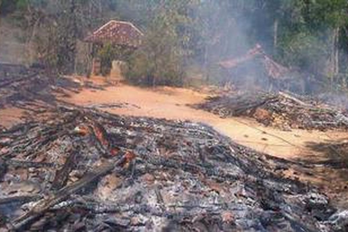 Rumah milik warga Syiah di Desa Nangkernang, Sampang, rata dengan tanah setelah dibakar pengikut Syiah.