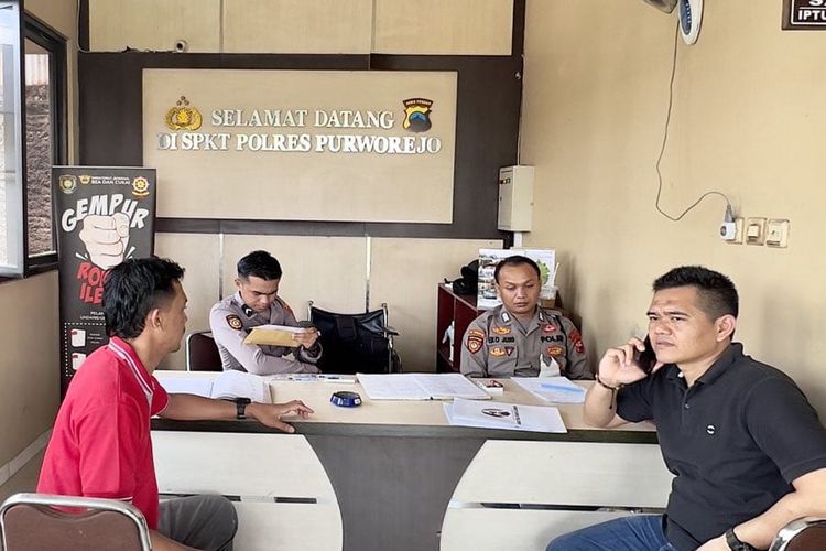 Pendamping hukum Dody Tisna, Agus Triatmoko saat mengadukan RAF di SPKT Polres Purworejo 