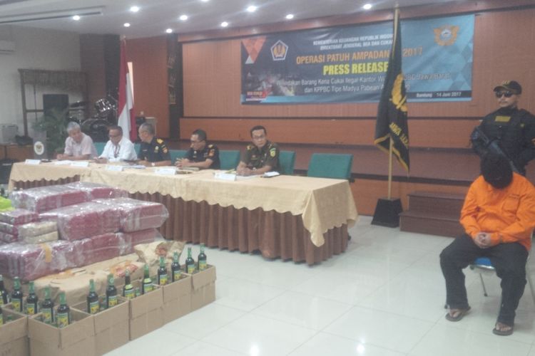 Kantor Wilayah Direktorat Jenderal Bea dan Cukai (DJBC) Jawa Barat berhasil menyita 21.350 botol minuman keras (miras) bermerk Kuda Mas, Orang Tua dan Intisari dalam operasi pemantauan dan pengawasan di bidang cukai Patuh Ampadan yang dilakukan sejak 15 Mei hingga 10 Juni 2017 lalu. 