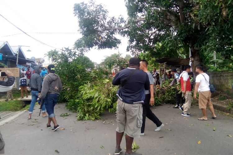 Pemblokadean jalan, yang dilakukan kerabat korban di ruas Jalan Reremi Permai, Minggu (3/3/2019).