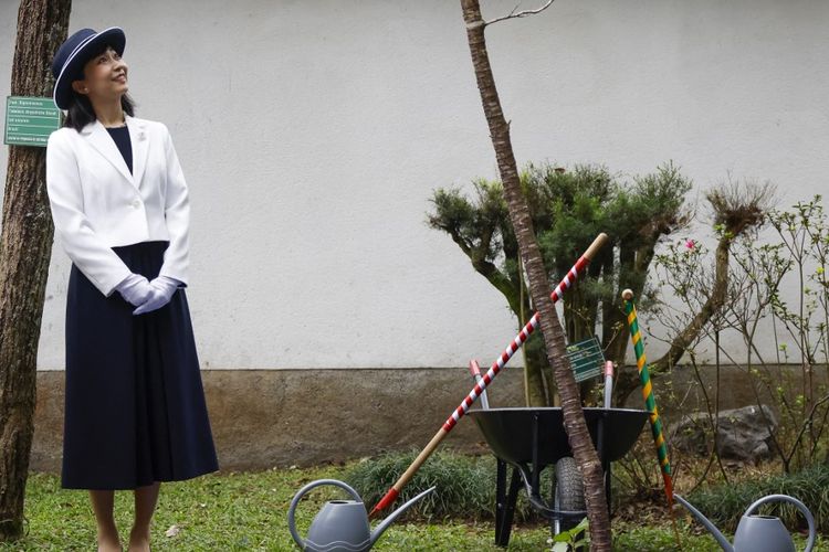 Japan's Princess Kako of Akishino gestures after she plants a tree in the Japanese pavilion at Ibirapuera Park in Sao Paulo, Brazil on June 05, 2025. (Photo by Miguel SCHINCARIOL / AFP)