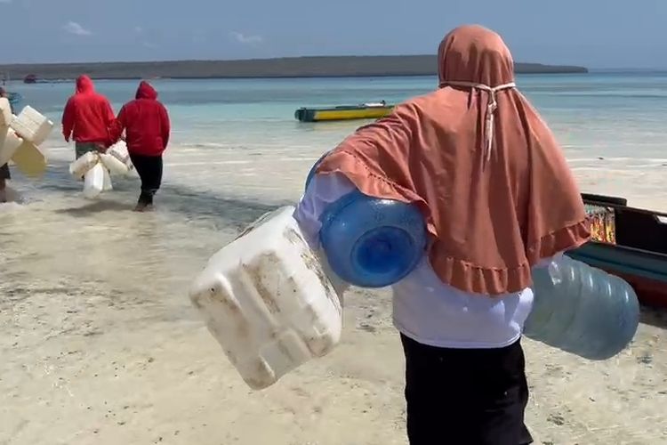 Mengalami kekeringan, warga Desa Lowu-lowu, Kecamatan Gu, Kabupaten Buton Tengah, Sulawesi Tenggara, mengambil air bersih dengan menyebrang lautan menggunakan perahu.