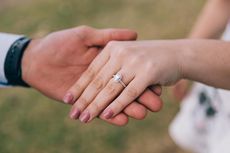 Perbedaan Cincin Tunangan dan Cincin Kawin