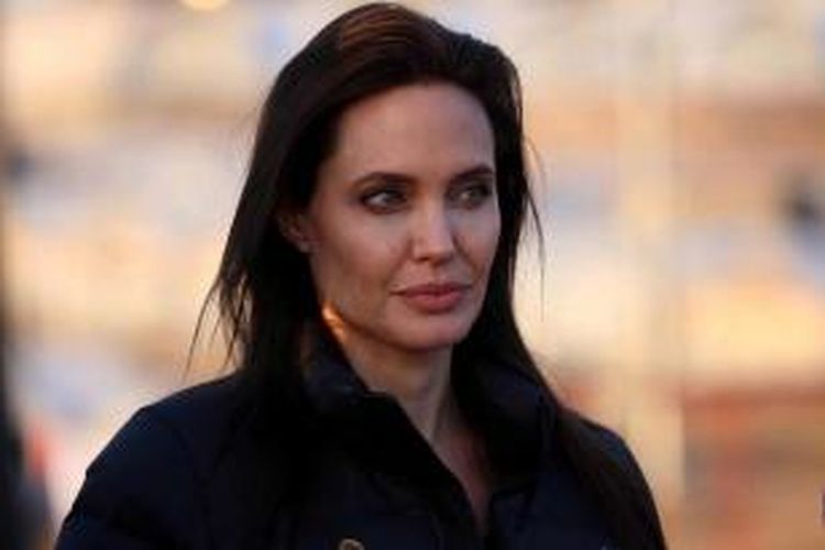 Aktris asal AS yang menjadi duta UNHCR, Angelina Jolie saat mengunjungi kamp pengungsi di Khanke, beberapa kilometres dari perbatasan Turki dan Irak di Provinsi Dohuk, Minggu (25/1/2015).
