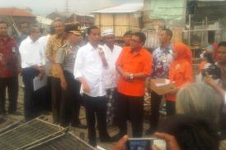 Presiden Joko Widodo blusukan di kampung kumuh nelayan di Kelurahan Tambaklorok, Kota Semarang, Selasa (2/12/2014) sore. Jokowi juga memberi uang Rp 300 juta kepada para nelayan. 