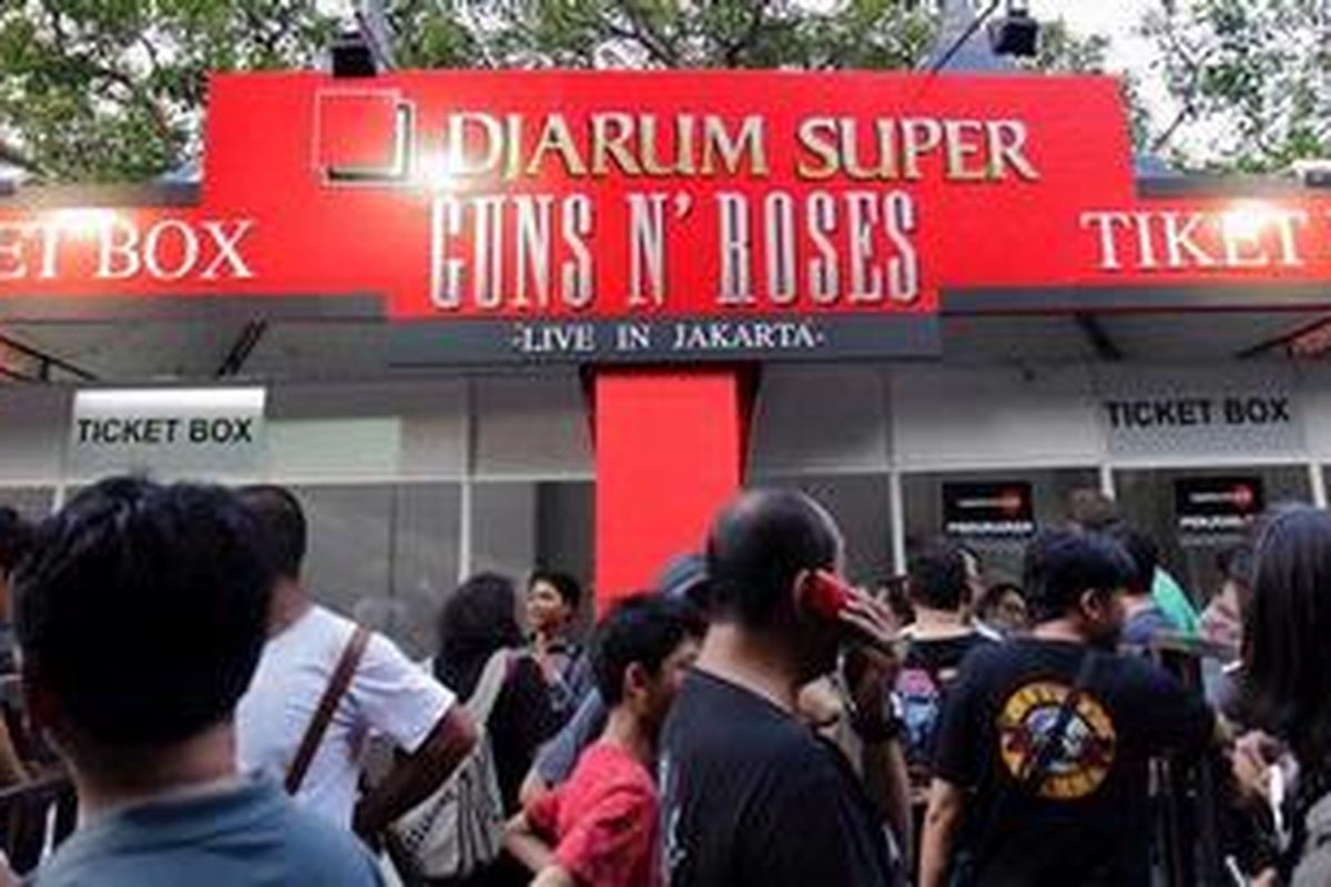 Para calon penonton Guns N Roses saat meminta konfirmasi terkait pembatalan konser di lokasi penjualan tiket Senayan, Jakarta Selatan, Sabtu (15/12/2012). Akibat cuaca buruk pihak Indika selaku promotor menunda dan memindahkan konser yang semula di Senayan hari ini menjadi besok pukul 1 di MEIS, Ancol, Jakarta Utara. 