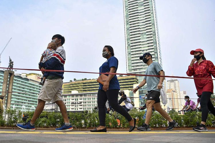 Warga berolahraga di kawasan bundarah Hotel Indonesia Jakarta, Minggu (28/6/2020). Meskipun Pemprov DKI Jakarta meniadakan kegiatan Hari Bebas Kendaraan Bermotor (HBKB) atau Car Free Day (CFD) di kawasan Jalan Sudirman-Thamrin, namun ribuan warga tetap berolah raga di kawasan tersebut.