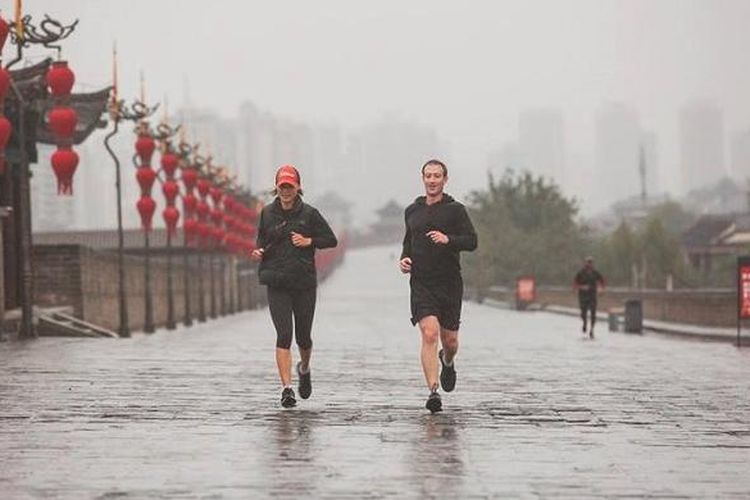 CEO Facebook Mark Zuckerberg foto jogging sambil hujan