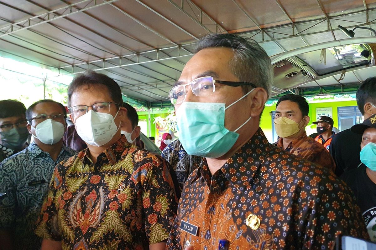 Bupati Bantul Abdul Halim Muslih (masker hijau) dan Menteri Kesehatan Budi Gunadi Sadikin di SD Muhammadiyah Jogodayoh Bantul Jumat (21/1/2022)