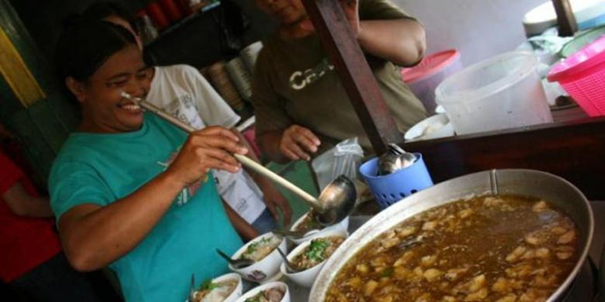 Pegawai Soto Seger Mbok Giyem menyiapkan soto pesanan pembeli. (TRIBUN JATENG/M SYOFRI KURNIAWAN)