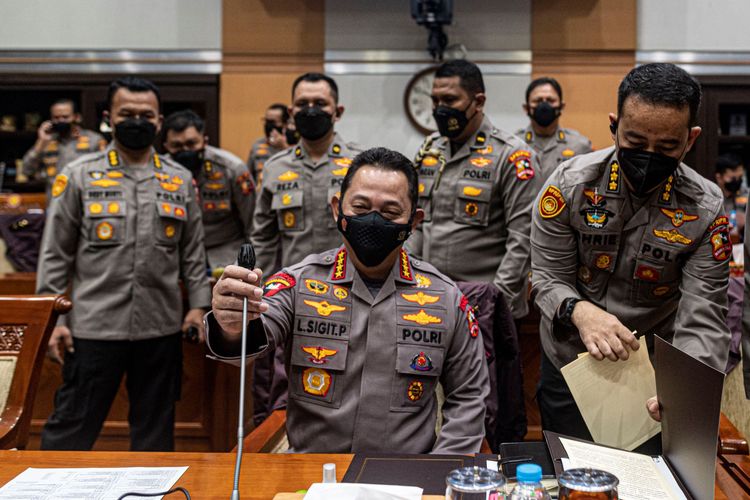 Kapolri Jenderal Pol Listyo Sigit Prabowo (kiri bawah) mengikuti rapat kerja dengan Komisi III DPR di Kompleks Parlemen, Senayan, Jakarta, Rabu (24/8/2022). Rapat tersebut membahas terkait kasus dugaan pembunuhan berencana terhadap Brigadir Yosua di rumah dinas mantan Kadiv Propam Irjen Pol Ferdy Sambo. ANTARA FOTO/Aprillio Akbar/rwa.