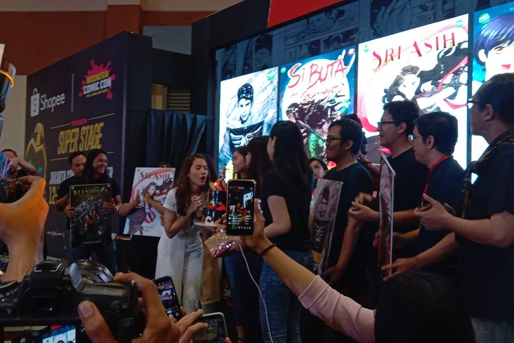 Pevita Pearce mendapatkan kejutan ulang tahun di Indonesia Comic Con di Jakarta Convention Center, Minggu (13/10/2019).