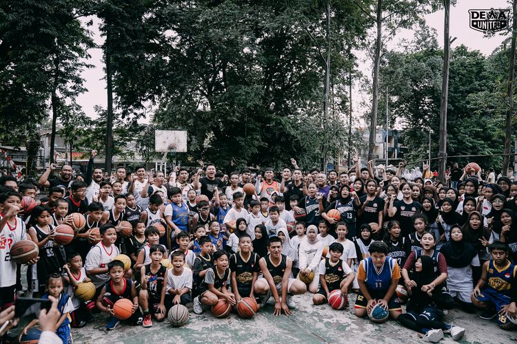 Dewa United turut terlibat dalam gerakan memasyarakatkan basket di Tengerang pada Rabu (11/1/2023).