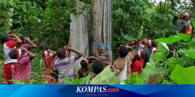 Uniknya Upacara Bendera di Syou, Papua Barat, Digelar di Hutan Belantara dan Panjat Pohon Pisang - Vimarsana News