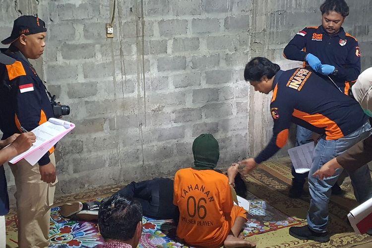 Rekonstruksi kasus pembunuhan suami terhadap istrinya di Kapanewon Semanu, Gunungkidul, DI Yogyakarta, Rabu (24/4/2024)