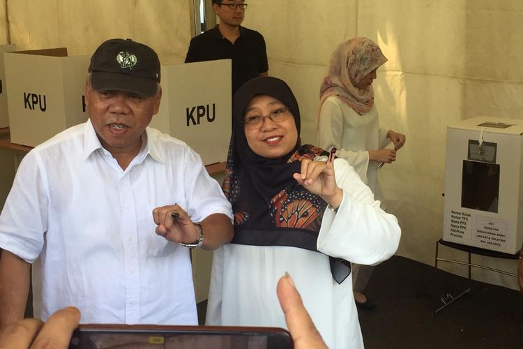 Menteri PUPR Basuki Hadimuljono dan istri, Kartika Basuki usai menyoblos di TPS 01