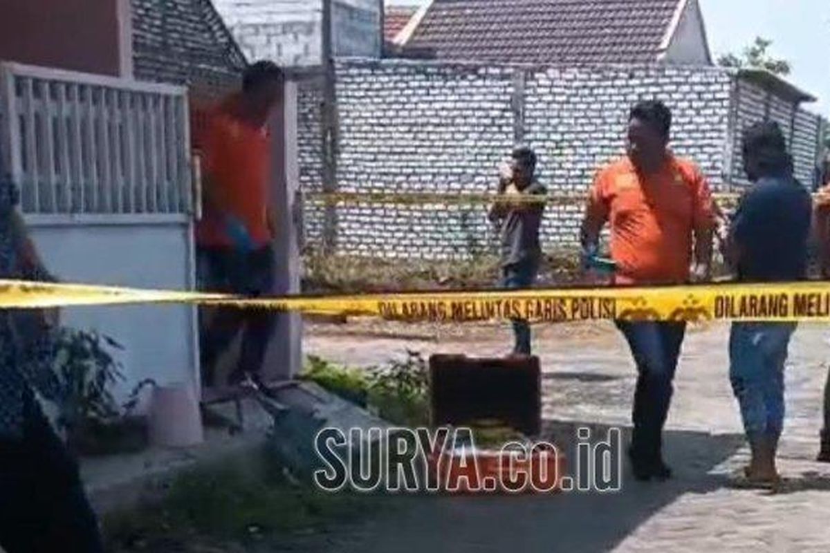 Personel Inafis Satreskrim Polres Bangkalan membentangkan garis polisi setelah melakukan evakuasi terhadap dua penghuni rumah indekos di Perumahan Griya Anugerah, Blok D5-D8, Desa Martajasah, Kelurahan Mlajah Kota Bangkalan, Selasa (22/4/2025). Seorang pria ditemukan tewas dan seorang perempuan kondisinya kritis, keduanya dilarikan ke RSUD Syamrabu Bangkalan.
