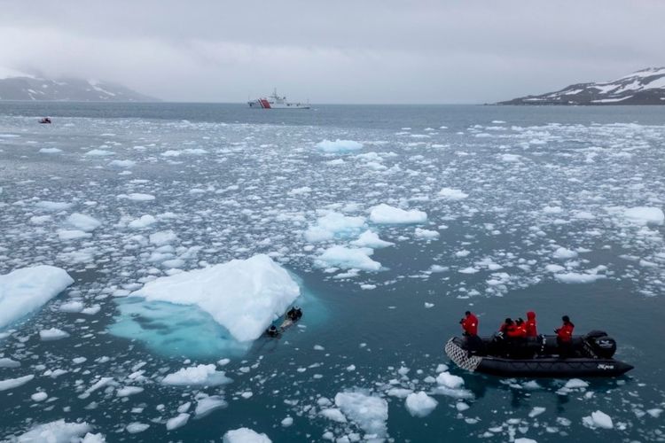 Para penyelam dari Angkatan Laut Kolombia mengambil sampel di Pulau Livingston, Kepulauan South Shetlands, Antarktika, 27 Januari 2024. 