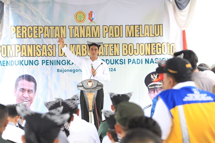 Menteri Pertanian Andi Amran Sulaiman memberikan arahan untuk masifkan gerakan pompanisasi pada saat meninjau gerakan tanam padi di Desa Tulungagung, Kecamatan Baureno, Kabupaten Bojonegoro, Senin (18/3/2024).