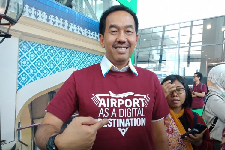 Direktur Utama Angkasa Pura II, Muhammad Awaludin menggunakan kaos destinasi digital airport saat mensosialisasikan program tersebut, di Terminal 3, Bandara Soekarno-Hatta, Cengkareng, sebagai destinasi digital baru, Jumat (26/10/2018).
