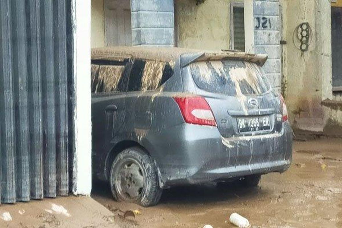 Mobil terendam banjir di Komplek Perumahan De Flamboyan, Kecamatan Tanjung Selamat, Medan Tuntungan, Medan, Jumat (4/12/2020).