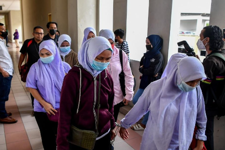 Sebanyak 27 warga negara Indonesia (WNI) dijatuhi hukuman tiga bulan penjara, sementara dua WNI lainnya didenda 2.000 ringgit Malaysia dan 3.000 ringgit Malaysia setelah mereka mengaku bersalah memiliki kartu identitas palsu di Pengadilan Tinggi Petaling Jaya pada Kamis (2/3/2023).