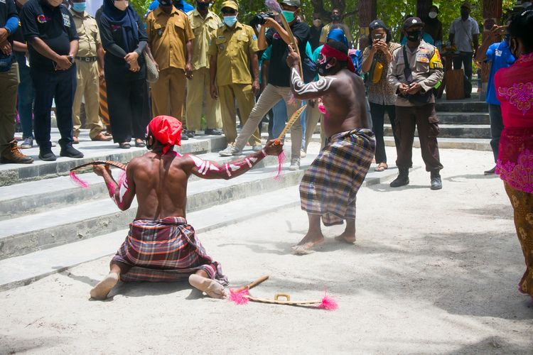 Pertunjukan Tari Cakalele yang bisa dilihat oleh wisatawan di Desa Wisata Arborek, Kabupaten Raja Ampat, Papua Barat, Rabu (27/10/2021).