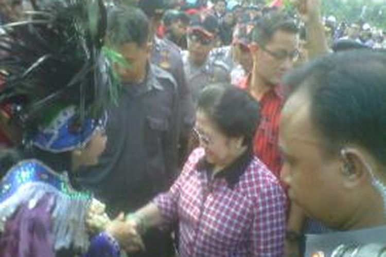  Ketum PDIP Megawati Sukarnoputri hadir di apel siaga 1 PDI Perjuangan Untuk Jokowi-JK, di Alun-alun Bung Karno, Ungaran, Jumat (4/7/2014) siang.