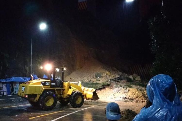 Longsor Timbun Jalan di Kelok 9, Jalur Sumbar–Riau Lumpuh Total