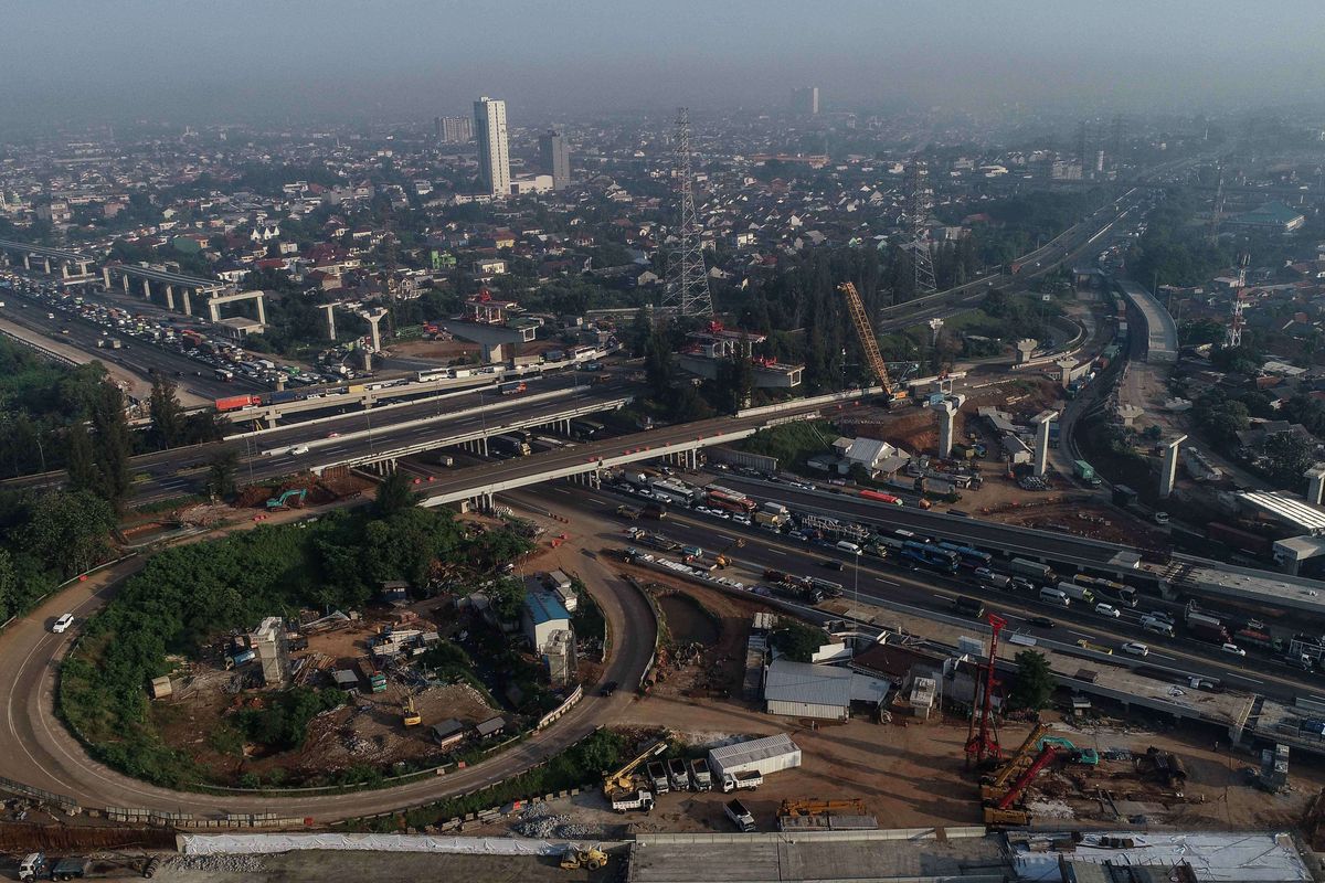 Kondisi lalu lintas di Simpang Susun (SS) Cikunir, Bekasi, Jawa Barat, Rabu (22/5/2019). 