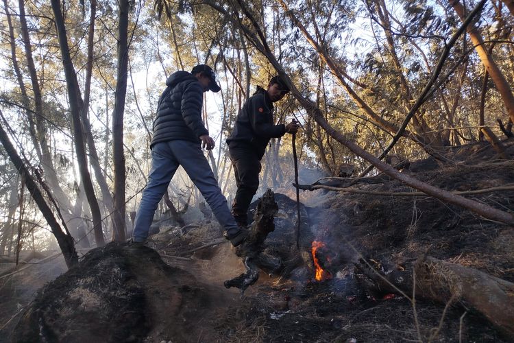 Kebakaran Kawah Ijen Meluas, Helikopter Water Bombing Masih Harus Antre