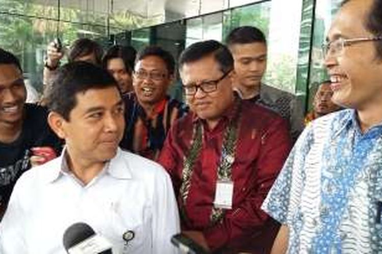 Menteri Pendayagunaan Aparatur Negara dan Reformasi Birokrasi Yuddy Chrisnandi dan Wakil Ketua KPK Alexander Marwata di Gedung KPK, Jakarta, Jumat (18/3/2016).